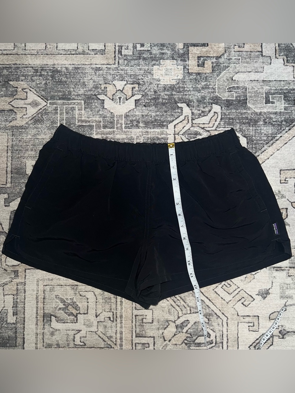 Patagonia baggies women size L 2in inseam